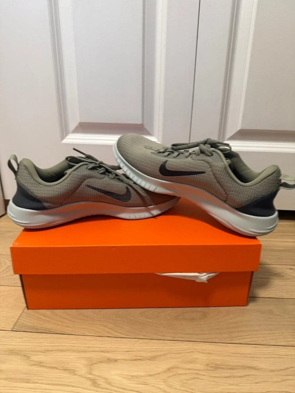 NEW IN BOX Nike Flex Experience Run 2 size men’s 7 women’s 8.5 - Picture 1 of 5